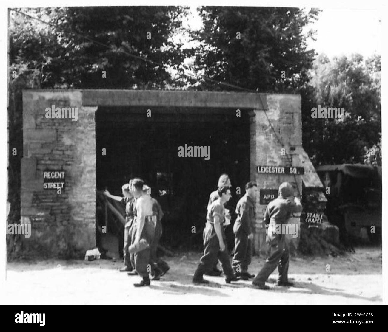 Les soldats britanniques en congé en Normandie explorent des zones surnommées « Regent Street » et « Leicester Square » pendant les périodes d'indisponibilité après des missions militaires. Banque D'Images