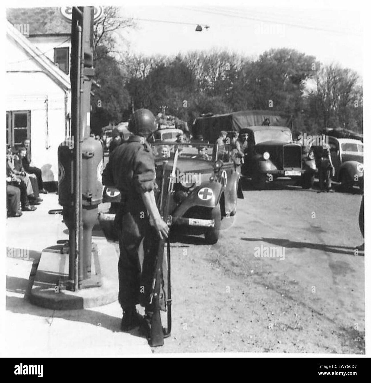 DÉSARMER LES SOLDATS ALLEMANDS TRAVERSANT LA FRONTIÈRE DANOISE - Une voiture allemande est arrêtée à la frontière et son identité vérifiée. , Armée britannique, 21e groupe d'armées Banque D'Images