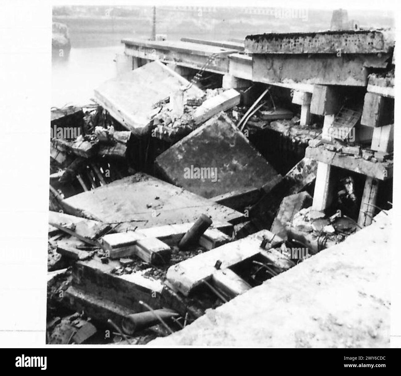 Les enclos à bateaux Boulogne 'E', de grands abris navals, sont montrés en construction avant d'être détruits par les forces allemandes avant la reddition, documentés par l'armée britannique, 21e groupe d'armées. Banque D'Images