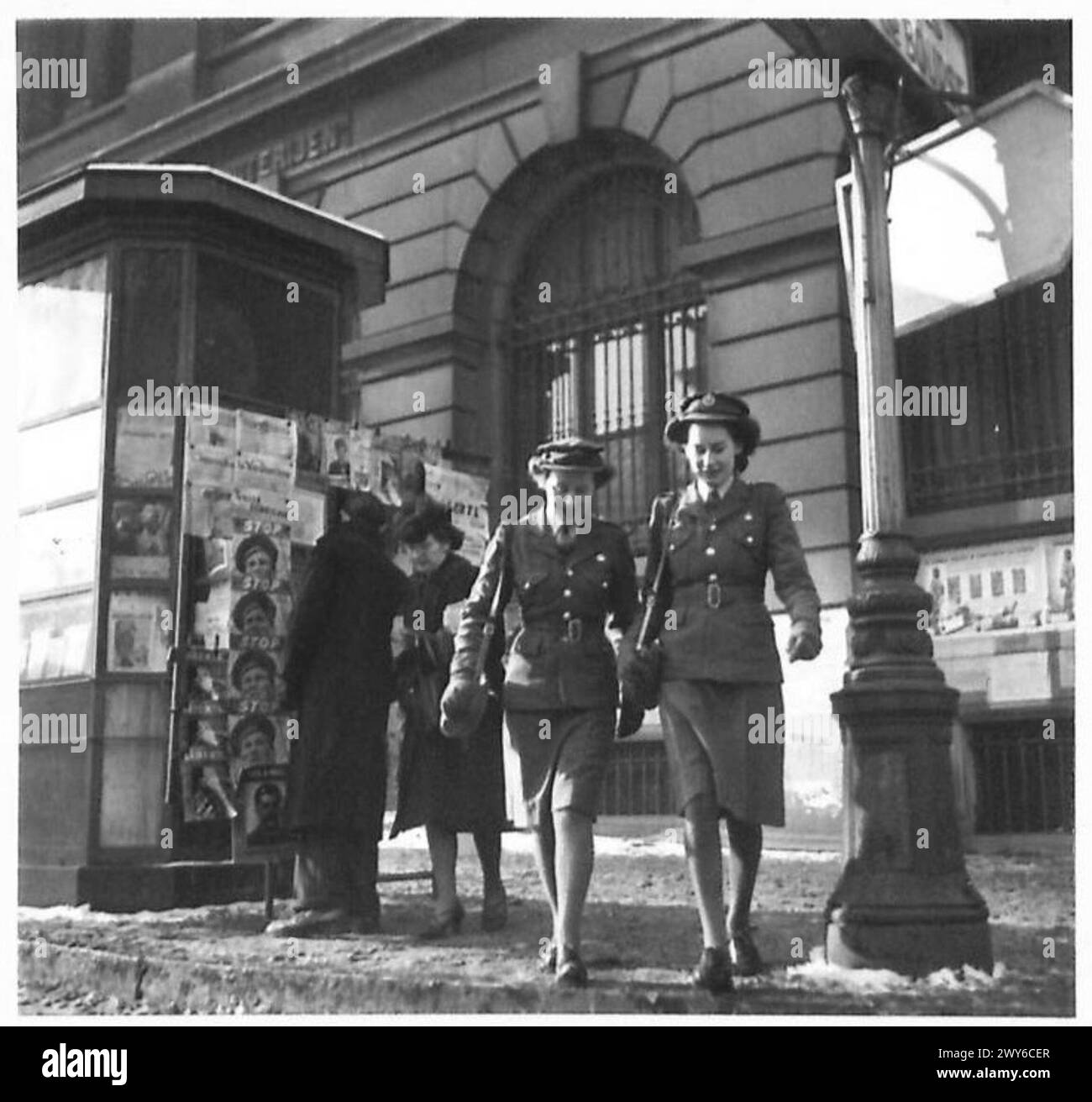 ATS LEAVE-GIRLS FONT LEURS COURSES À BRUXELLES - "voyons maintenant ce qu'il y a de l'autre côté de la place". , Armée britannique, 21e groupe d'armées Banque D'Images