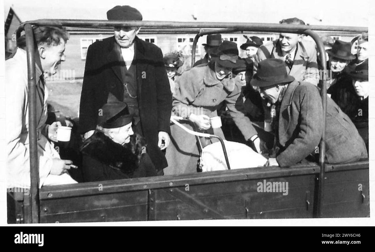 Les Néerlandais évacués des zones de bataille restent dans des camions dans un camp de transit pour recevoir de la nourriture pendant les opérations du 21e groupe d'armées britannique. Banque D'Images