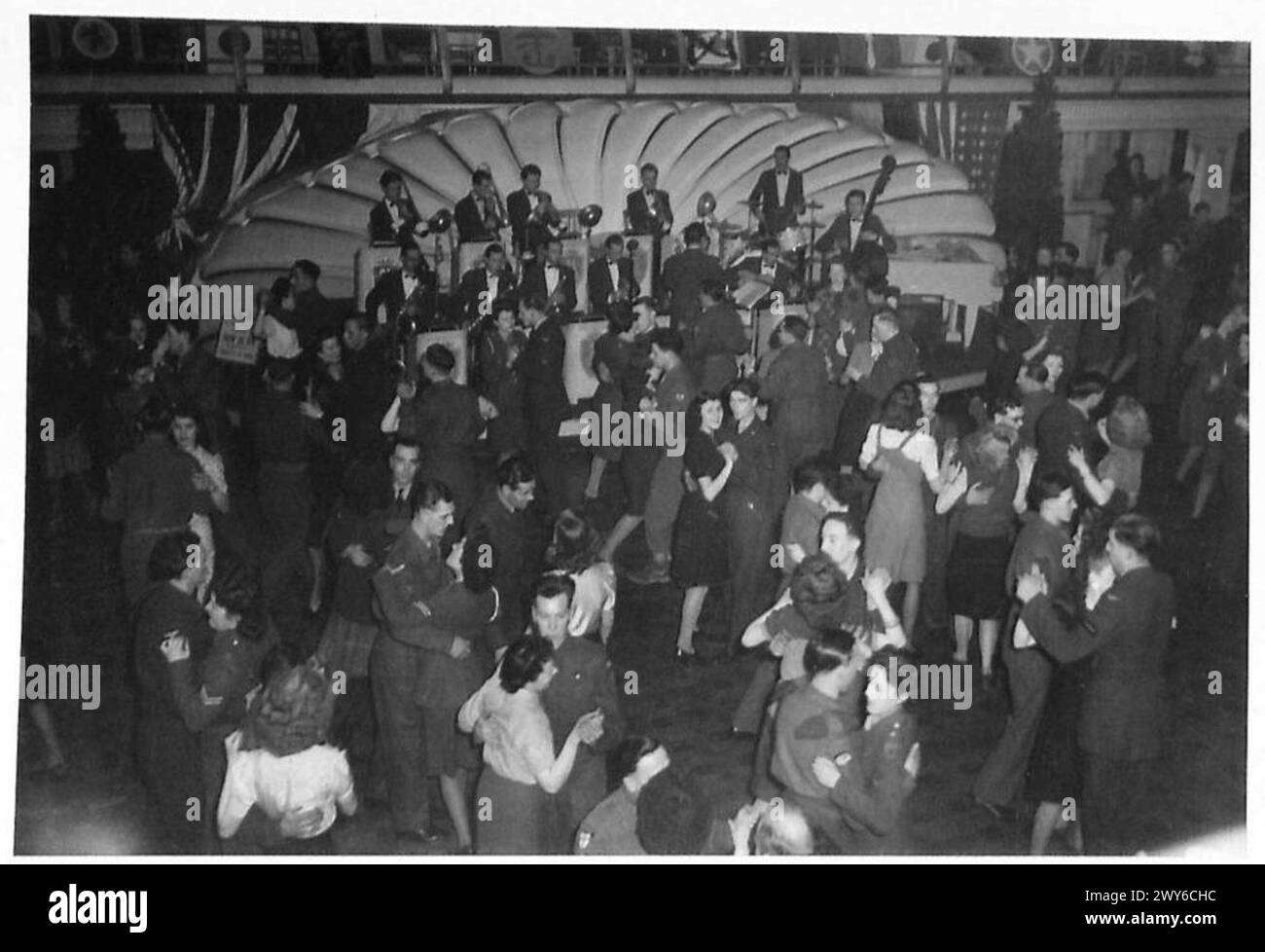 Ivon de Bie et son quatorze Swing se produisent en uniformes bleus au 21 Dance Club de Bruxelles, accompagné d'un deuxième orchestre de danse lors des opérations du 21e Army Group. Banque D'Images
