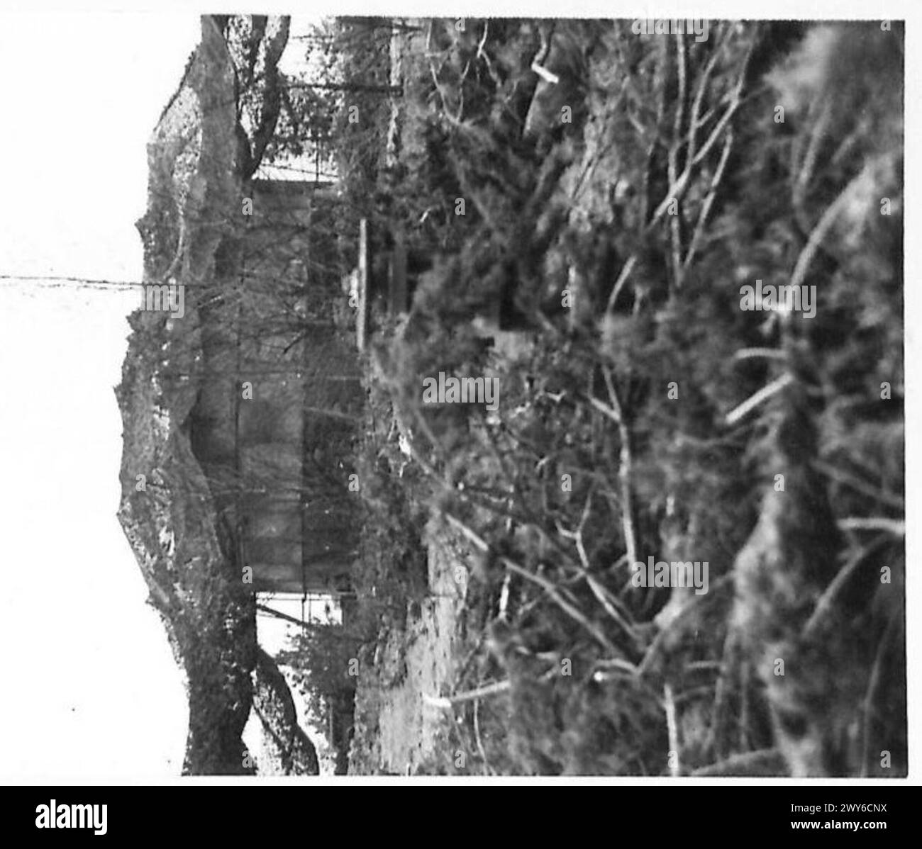 Une vue d'ensemble d'un réservoir de stockage d'essence met en évidence le soutien logistique essentiel aux opérations de l'armée britannique au sein du 21e groupe d'armées. Banque D'Images