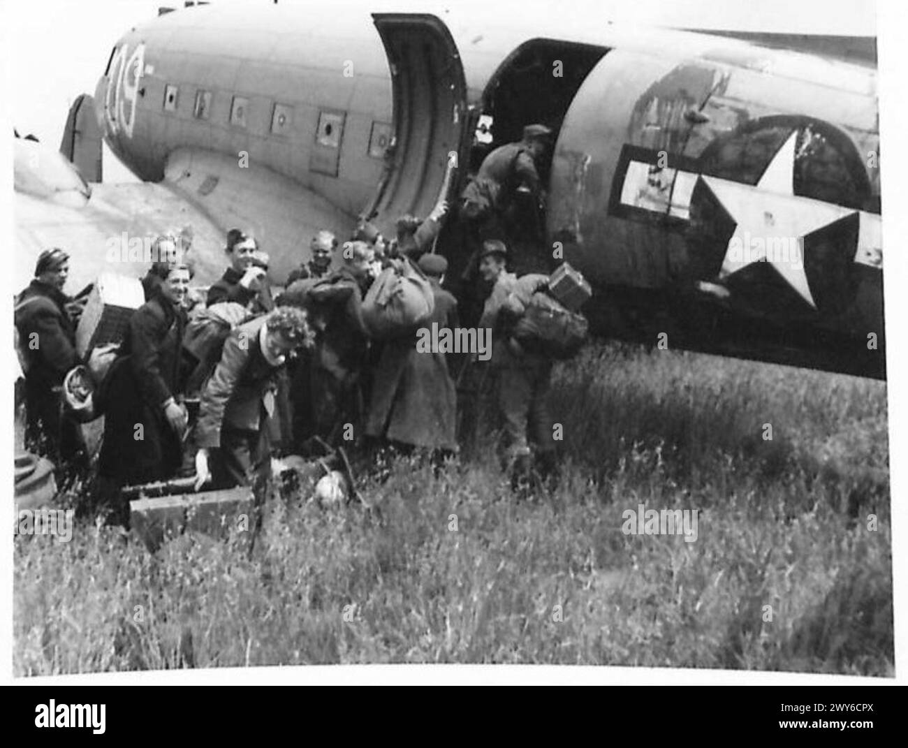 D'anciens prisonniers de guerre français montent à bord d'un avion pour rentrer chez eux après plus de cinq ans de captivité. Banque D'Images