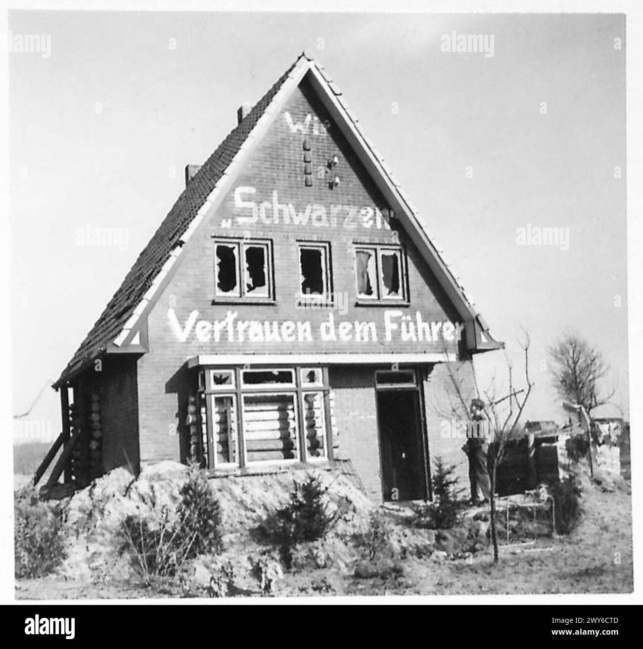 Une villa nommée « The Road House » affiche divers slogans, le dernier indiquant « Faith in the Fuhrer ». Banque D'Images