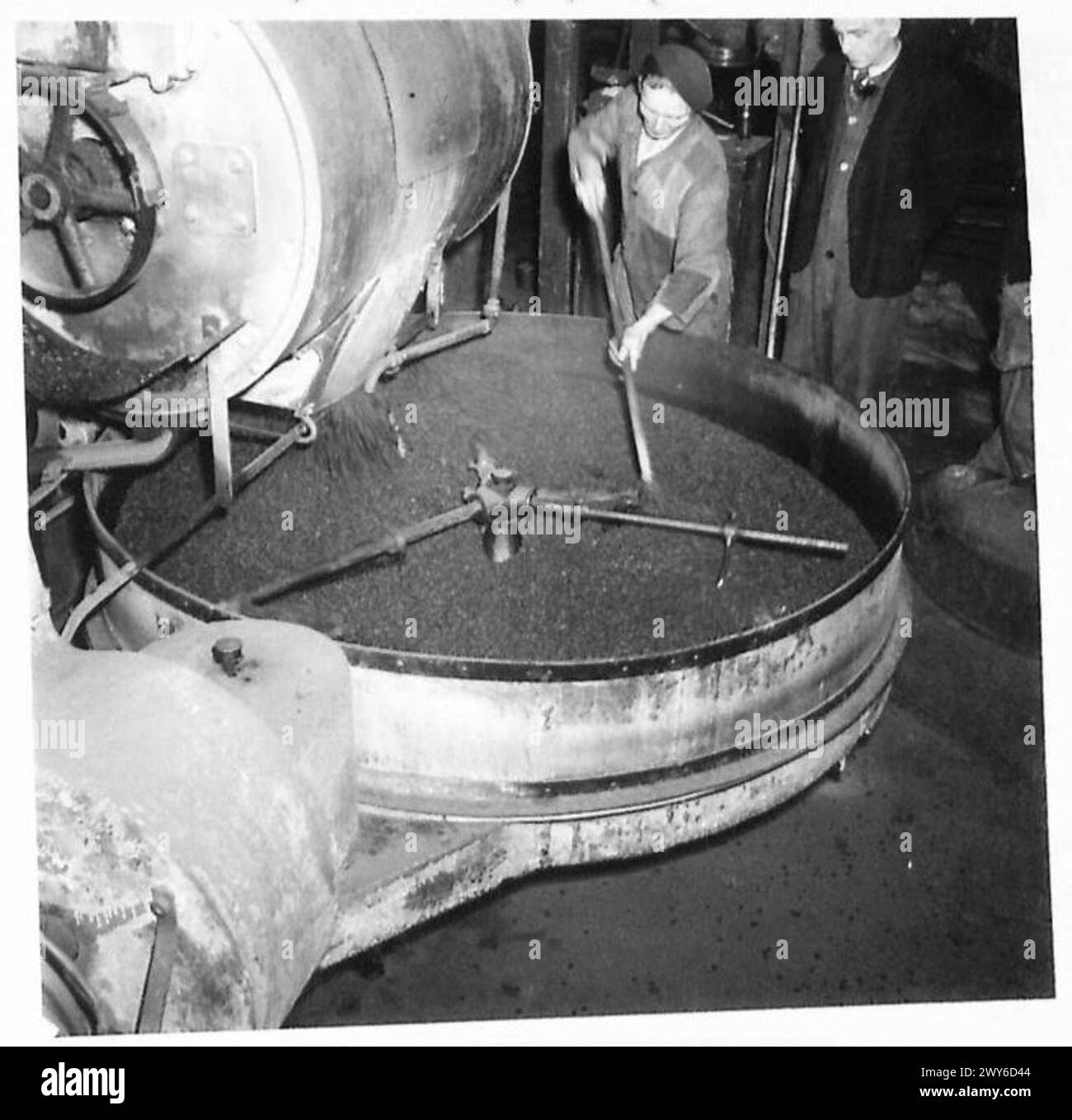 La nourriture transportée par train vers les dépôts de l'armée en Hollande libérée a été collectée par les autorités néerlandaises et distribuée via des entrepôts, y compris la chaîne Edah à Helmond, couvrant 1 600 km2 et 310 000 habitants, avec des fournitures atteignant les grossistes et les commerçants. Banque D'Images