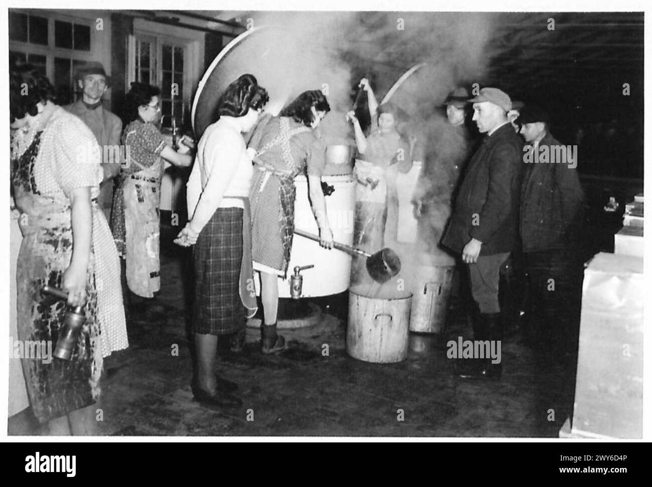 Les filles allemandes travaillent dans les cuisines où elles servent des repas de midi lors de l'évacuation des civils de l'Allemagne occupée par les Britanniques, aidant ainsi les populations déplacées. Banque D'Images