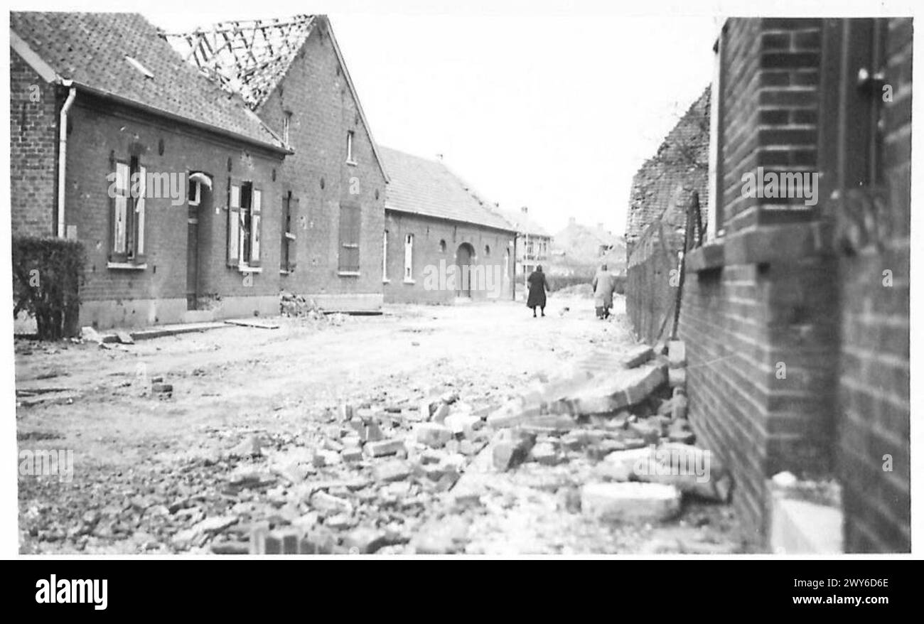La ville de Blerick montre la désolation avec des rues désertes et des bâtiments endommagés pendant les opérations de guerre. Banque D'Images