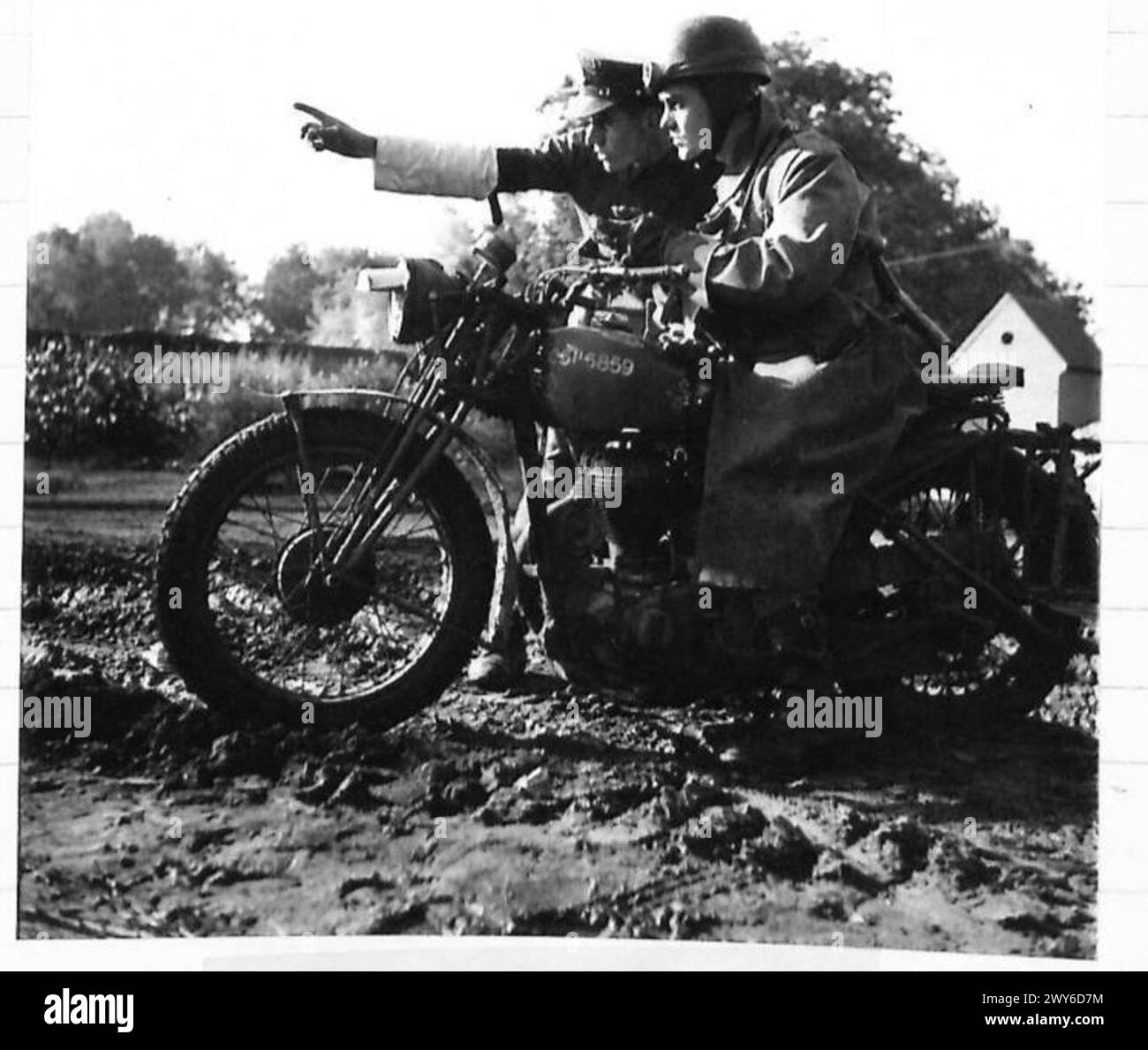 Un cavalier de dépêchage du Royal corps of Signals s'arrête pour demander au corps de la police militaire l'état de la route à parcourir pendant les opérations de l'armée britannique. Banque D'Images