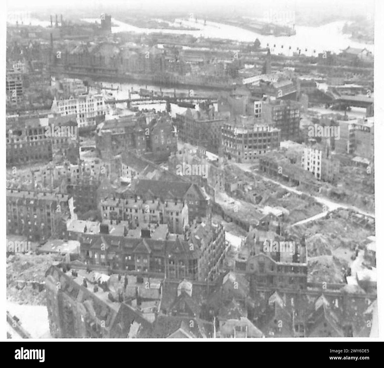 La photographie montre la zone des quais de Hambourg le deuxième jour suivant la reddition de la ville aux forces de l'armée britannique. Banque D'Images