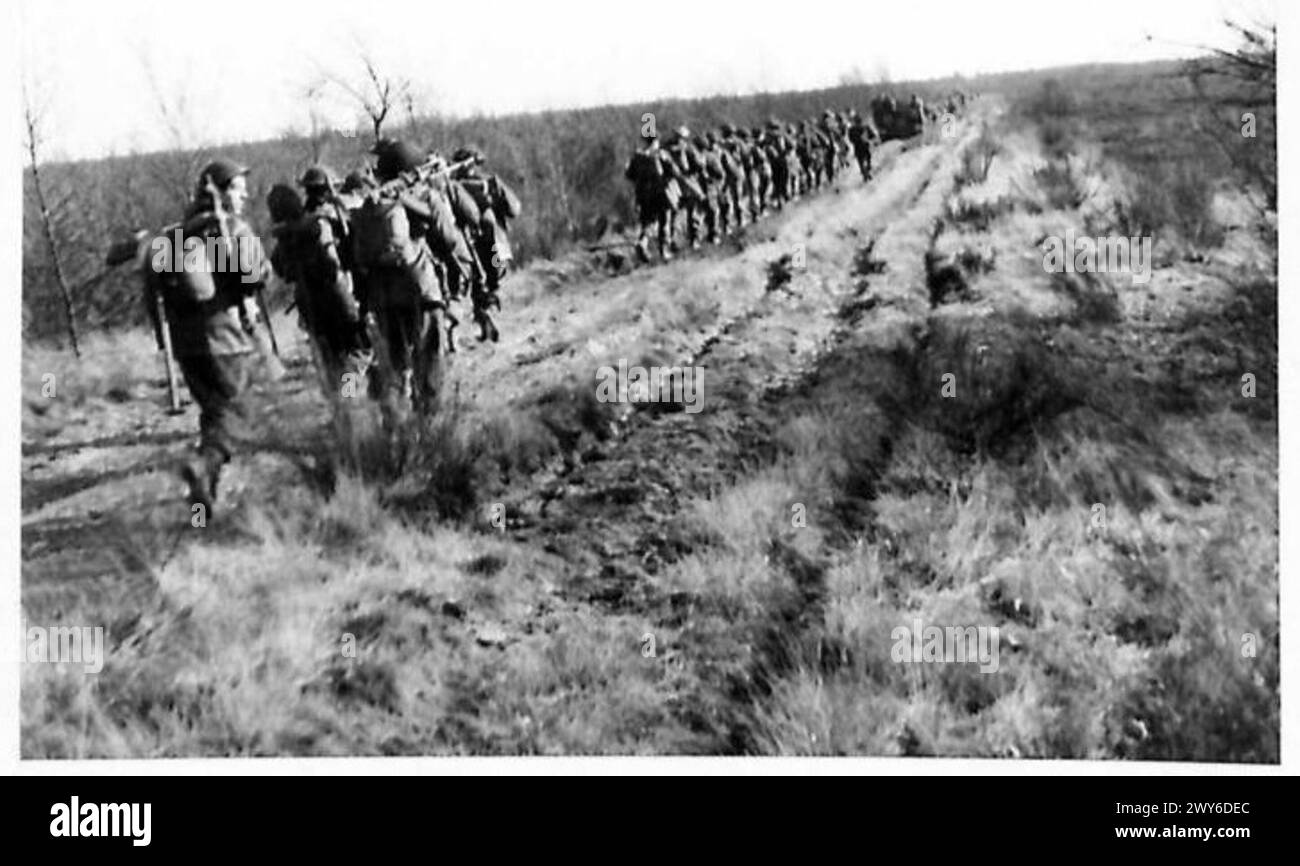 L'infanterie du 5th King's Own Scottish Borderers, 52nd Division, marche vers la ligne de départ en préparation d'une avance vers Goch. Banque D'Images