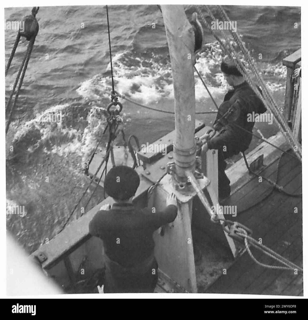 Un équipage de l'armée britannique prépare l'oscillateur de mine acoustique pour des opérations de balayage dans les eaux danoises afin de détecter et de neutraliser les mines navales dans le cadre des activités du 21e groupe d'armées. Banque D'Images