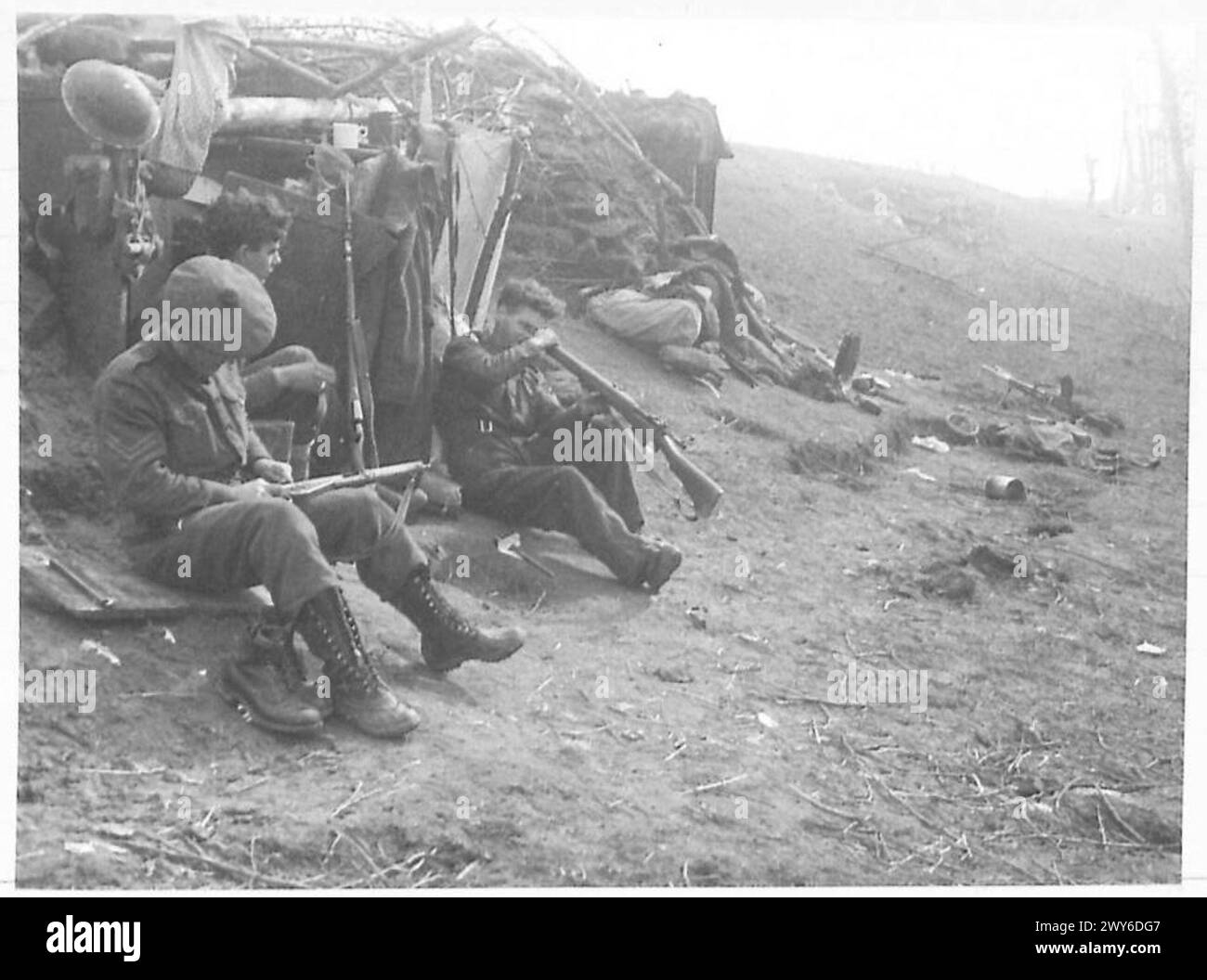 PRÉPARATIFS POUR L'OFFENSIVE DU RHIN 2ÈME MARCHE DE L'ARMÉE - troupes à l'extérieur de leurs canots sur la digue à environ 300 mètres de la rive du fleuve. , Armée britannique, 21e groupe d'armées Banque D'Images