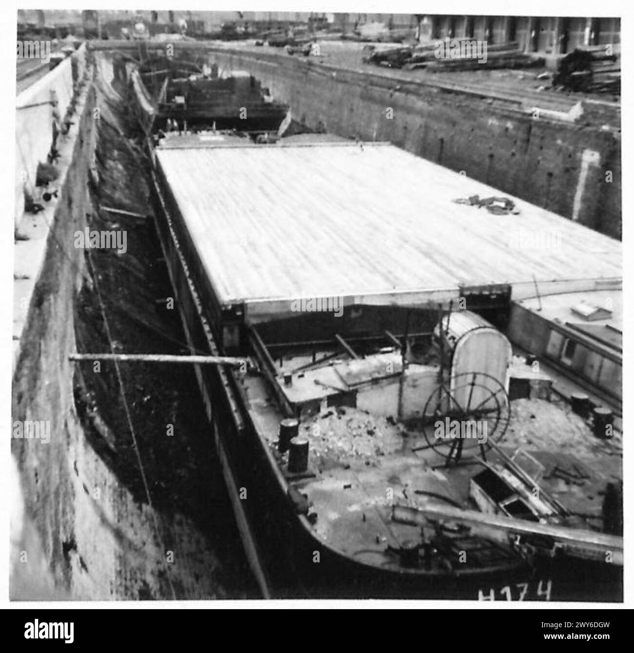 Des barges d'invasion incomplètes conçues par Hitler pour une invasion planifiée de l'Angleterre sont stationnées au port d'Anvers, en Belgique, observées par les unités de l'armée britannique du 21e groupe d'armées. Banque D'Images