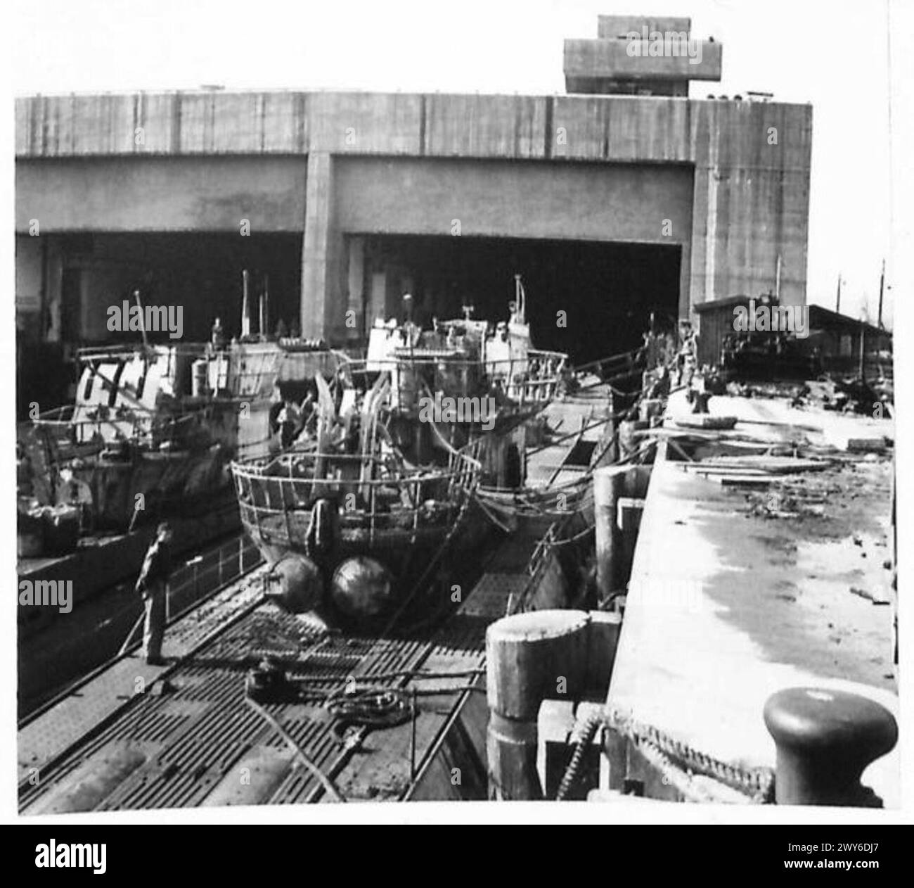 Enclos sous-marins résistants aux bombes à Trondheim en Norvège, montrant des installations navales fortifiées utilisées en temps de guerre. Armée britannique, 21e groupe d'armées. Banque D'Images