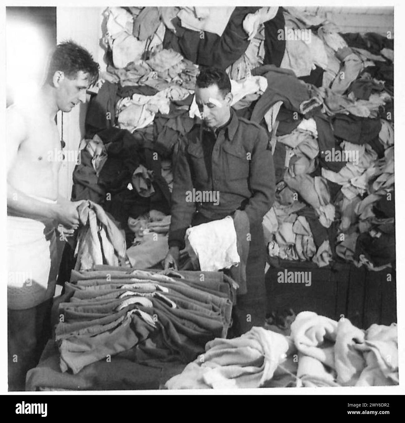 Les piles de vêtements et de chaussettes sales des soldats sont échangées et réparées dans le cadre de l'entretien et de l'approvisionnement de routine. Banque D'Images