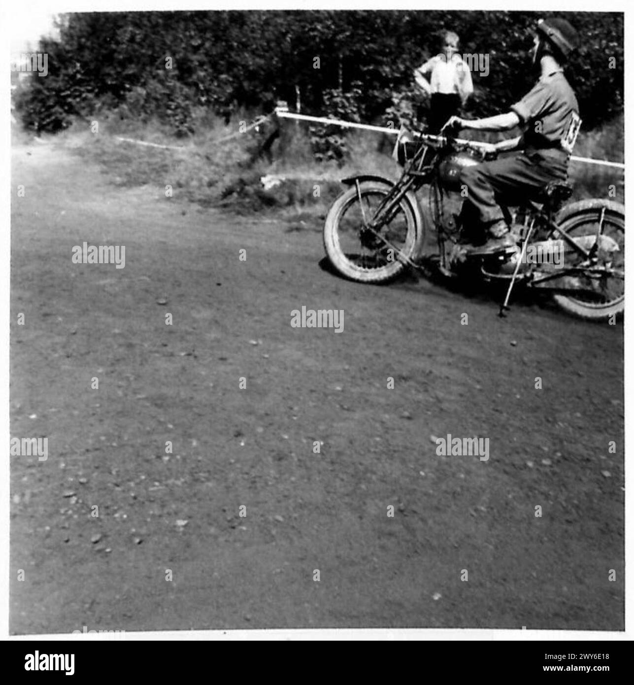 49E DIVISION COURSE DE MOTO - Sergent McNescir de Kenmore, en Écosse, prend un virage serré à toute vitesse. , Armée britannique, 21e groupe d'armées Banque D'Images