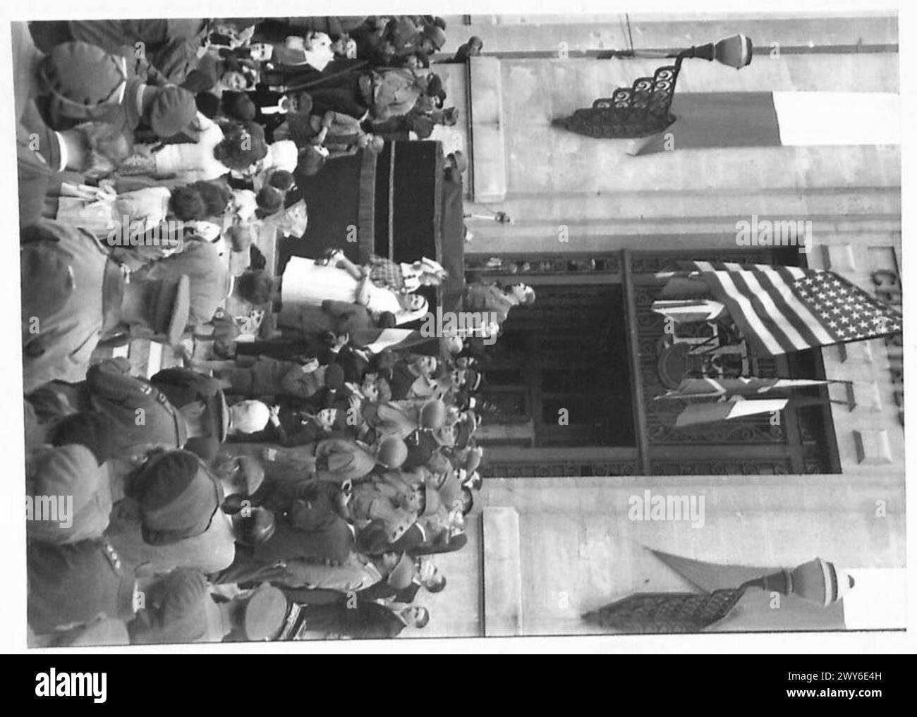 Le général Charles de Gaulle s'adresse aux habitants de Chartres, en France, pendant la première Guerre mondiale Banque D'Images
