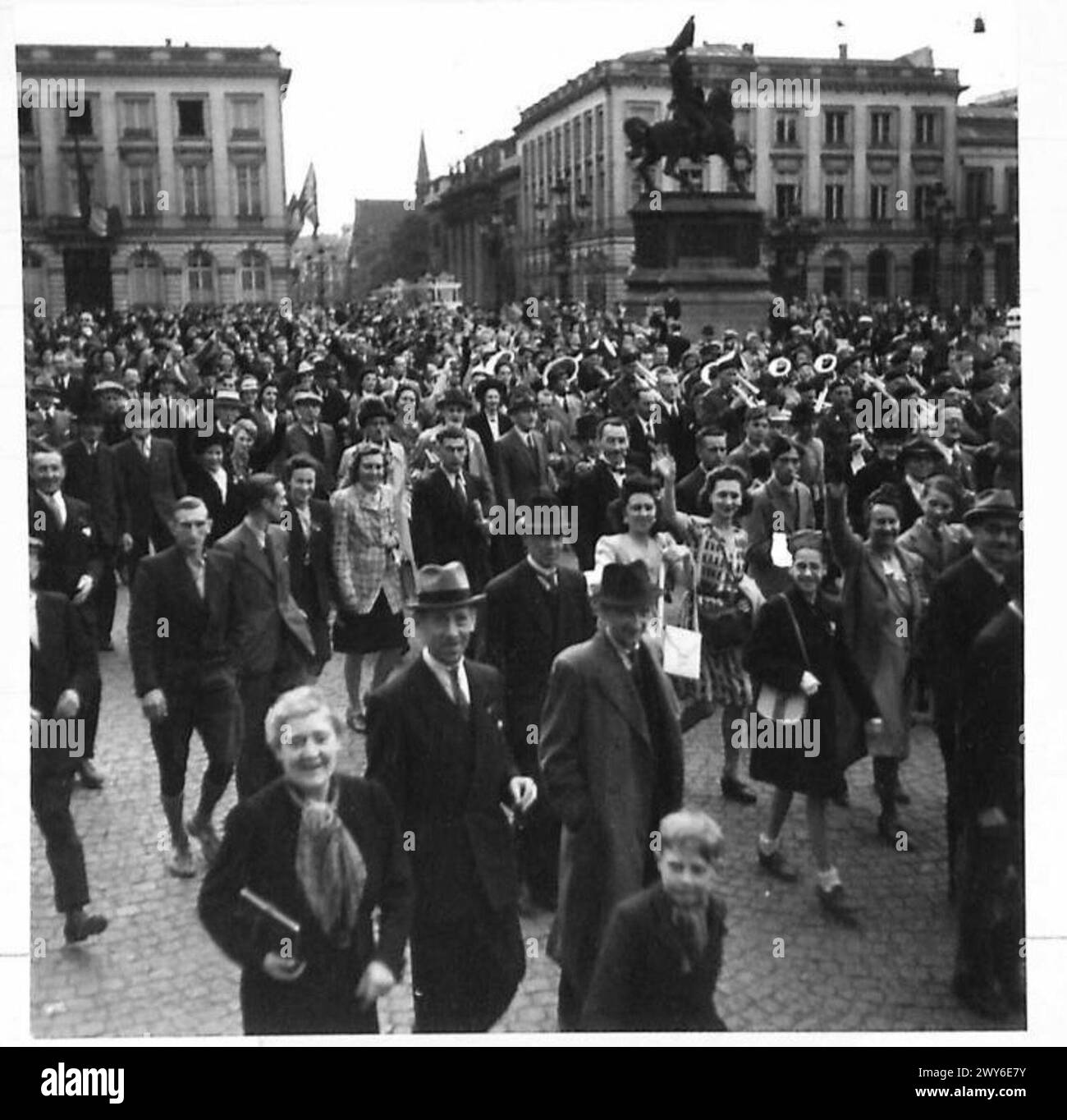 Le groupe des Forces vertes belges mène la foule à travers Bruxelles pour célébrer la libération de la ville, sous l'observation du personnel du 21e groupe d'armées britannique, 1945. Banque D'Images