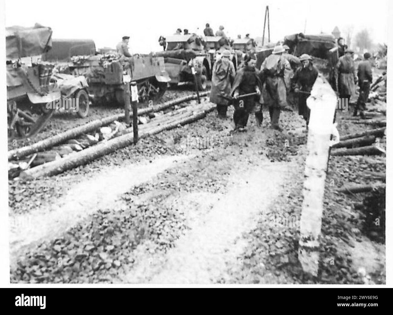 UDEM - la boue commence à prendre la main à nouveau : les Canadiens font le pont d'une tache visqueuse. , Armée britannique, 21e groupe d'armées Banque D'Images