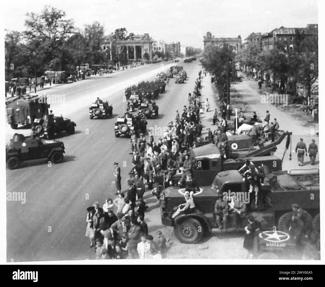 Les troupes britanniques participent à un défilé de la victoire à Berlin, marchant le long de Charlottenburger Chaussee, représentant la célébration officielle du succès militaire. Banque D'Images