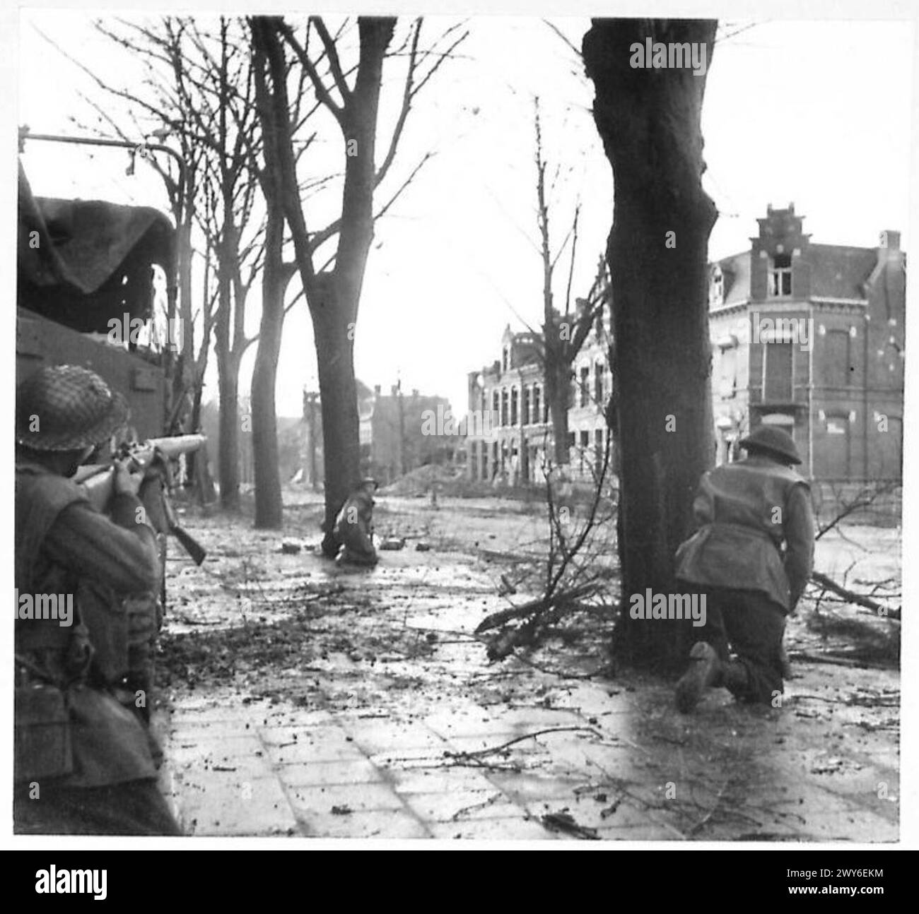 La 15e division écossaise attaque Blerick, avec une vue sur le pont de chemin de fer sur la rivière Maas et la ville de Venlo, documentée par l'armée britannique, 21e groupe d'armées. Banque D'Images