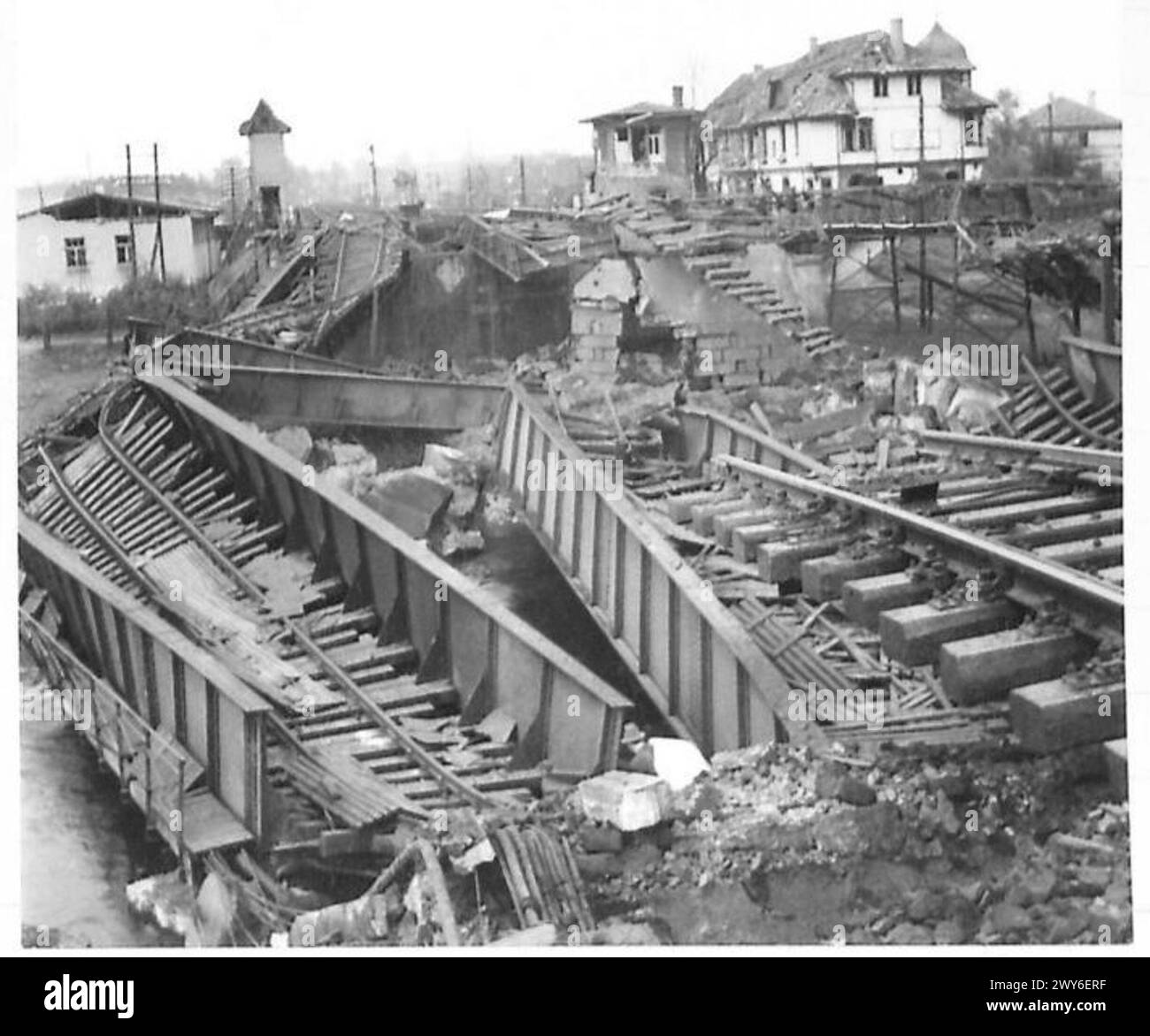 Un pont ferroviaire détruit enjambe la rivière à celle à la suite d'opérations de combat dans la région. Banque D'Images