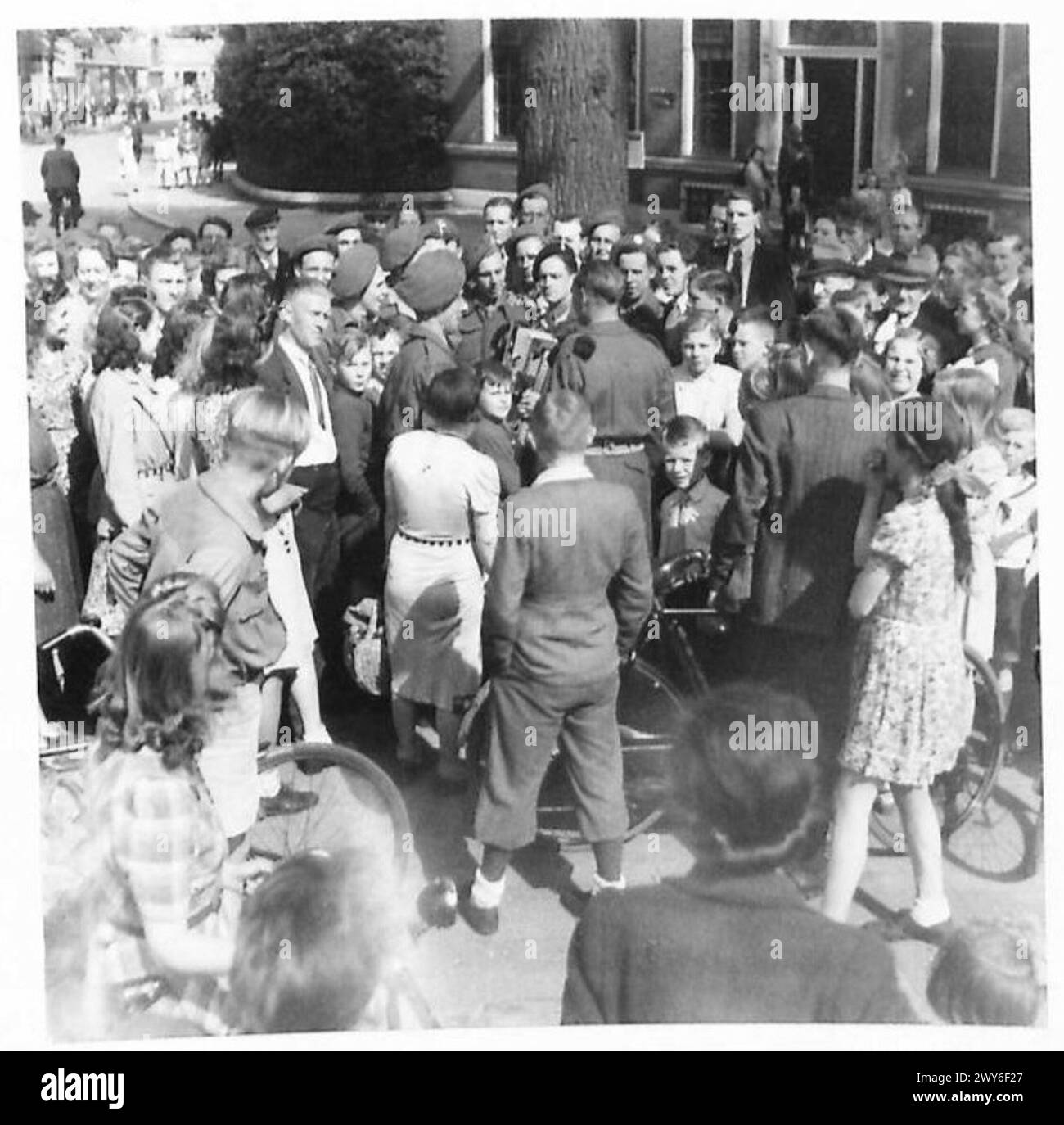 Les troupes britanniques jouent de la musique pour des civils locaux à Enschede, en Hollande, lors des célébrations du V.E. Day sous le commandement du 21e groupe d'armées britannique. Banque D'Images
