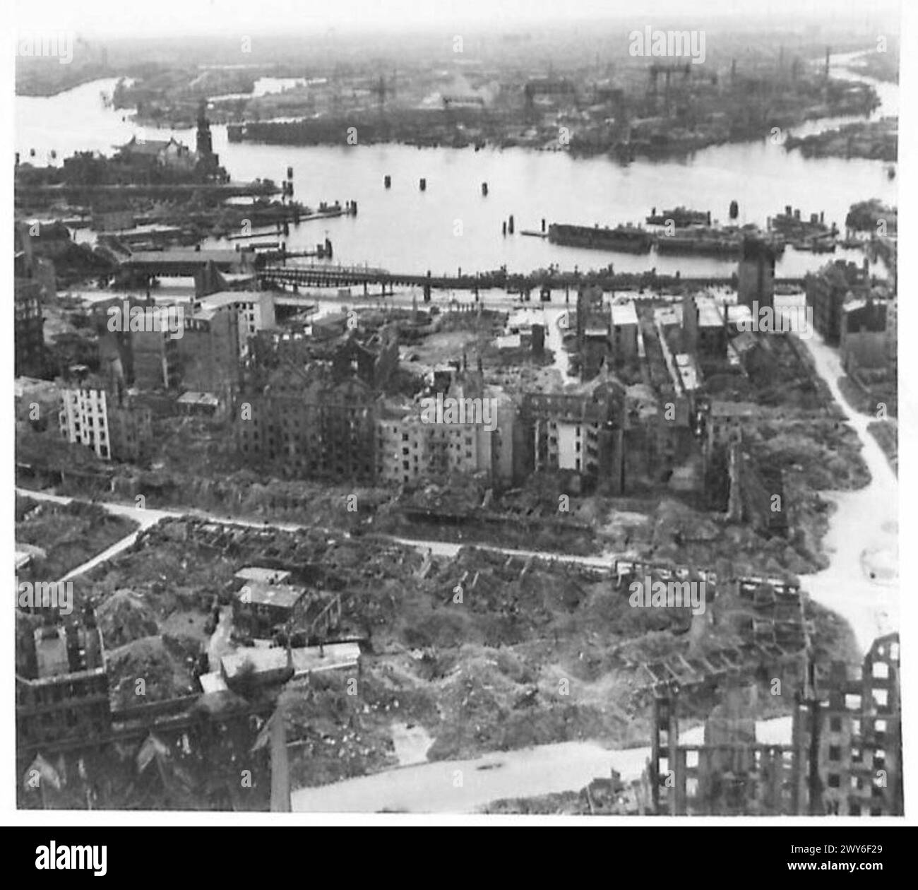 La zone des quais de Hambourg est montrée le deuxième jour après la reddition de la ville sous le commandement du 21e groupe d'armées britannique. Banque D'Images