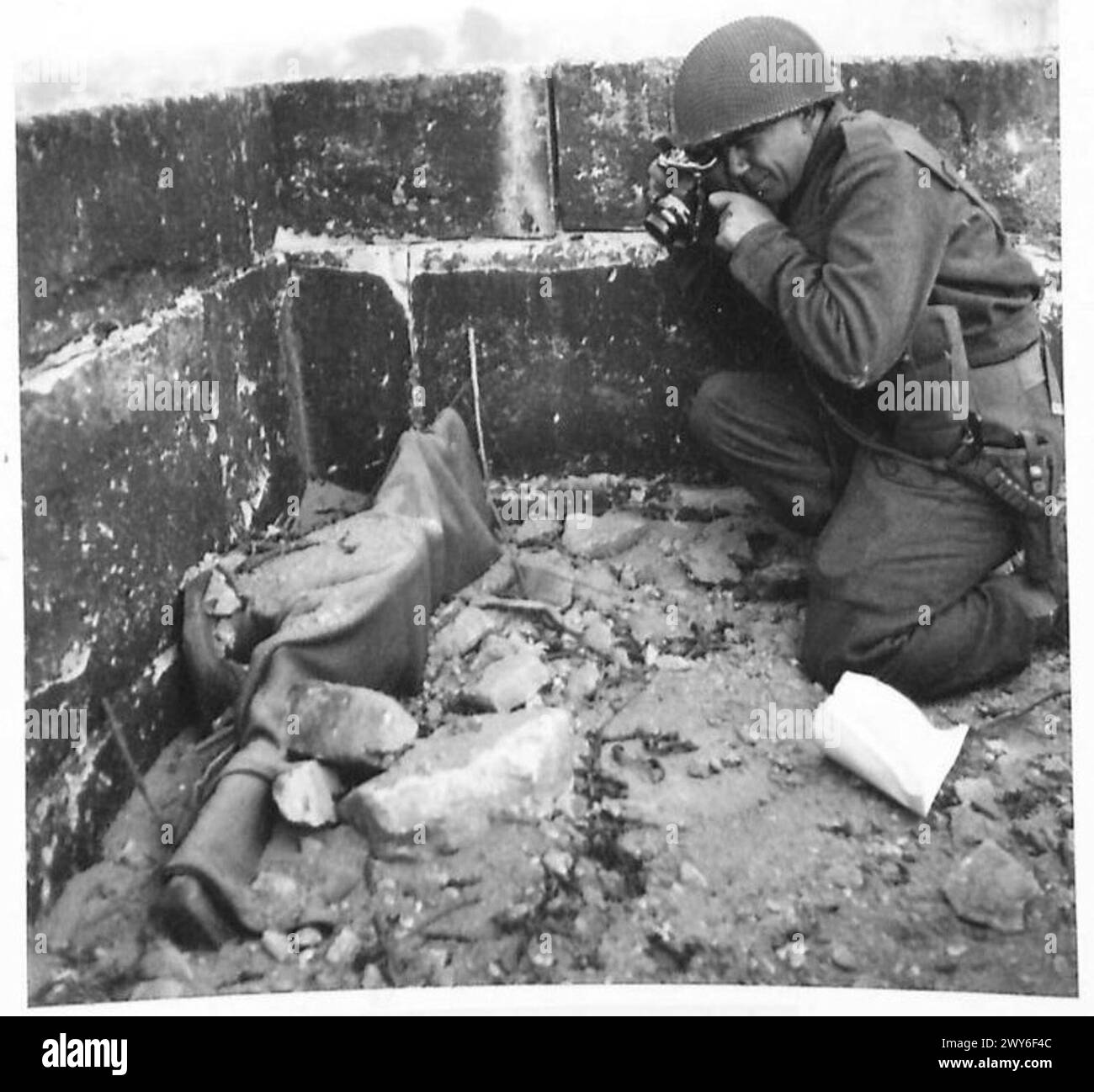 Une mitrailleuse allemande piégée, laissée par les forces en retraite, est photographiée par le 21e groupe d'armées de l'armée britannique lors de leur avancée dans le Nord-Ouest de l'Europe, 1944-1945. Banque D'Images
