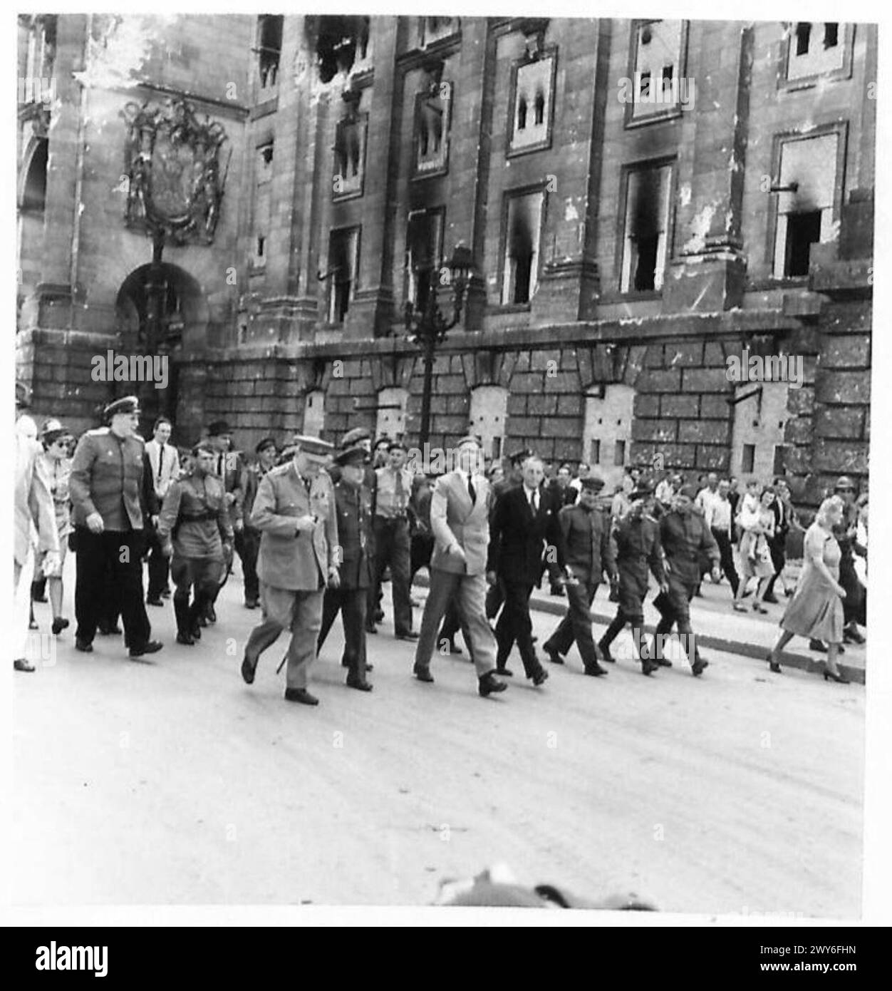 Le premier ministre et le parti visitent le Reichstag en ruine à Berlin pendant la Conférence des trois grands, documentant les destructions d'après-guerre et la présence de l'armée britannique. Banque D'Images