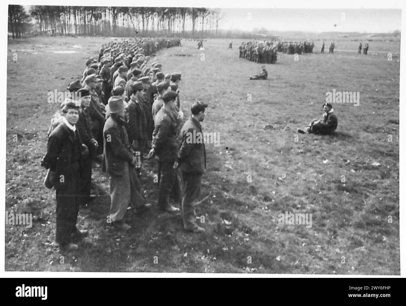 TRAVERSÉE DU RHIN - prisonniers allemands rassemblés par la division aéroportée , l'armée britannique, le 21e groupe d'armées Banque D'Images