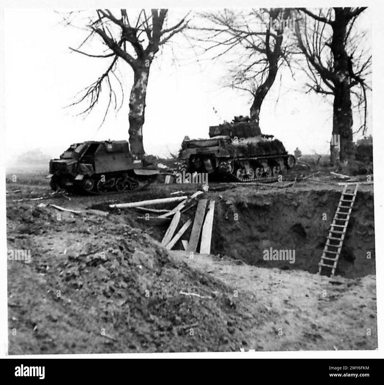 ACTION À L'UDEM - chars et transporteurs traversant un fossé anti-char. , Armée britannique, 21e groupe d'armées Banque D'Images