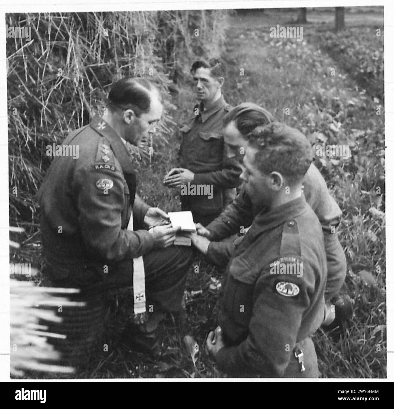 les padres catholiques romains effectuent un service religieux pour les soldats sur le terrain pendant les opérations de l'armée britannique, 21e groupe d'armées. Banque D'Images