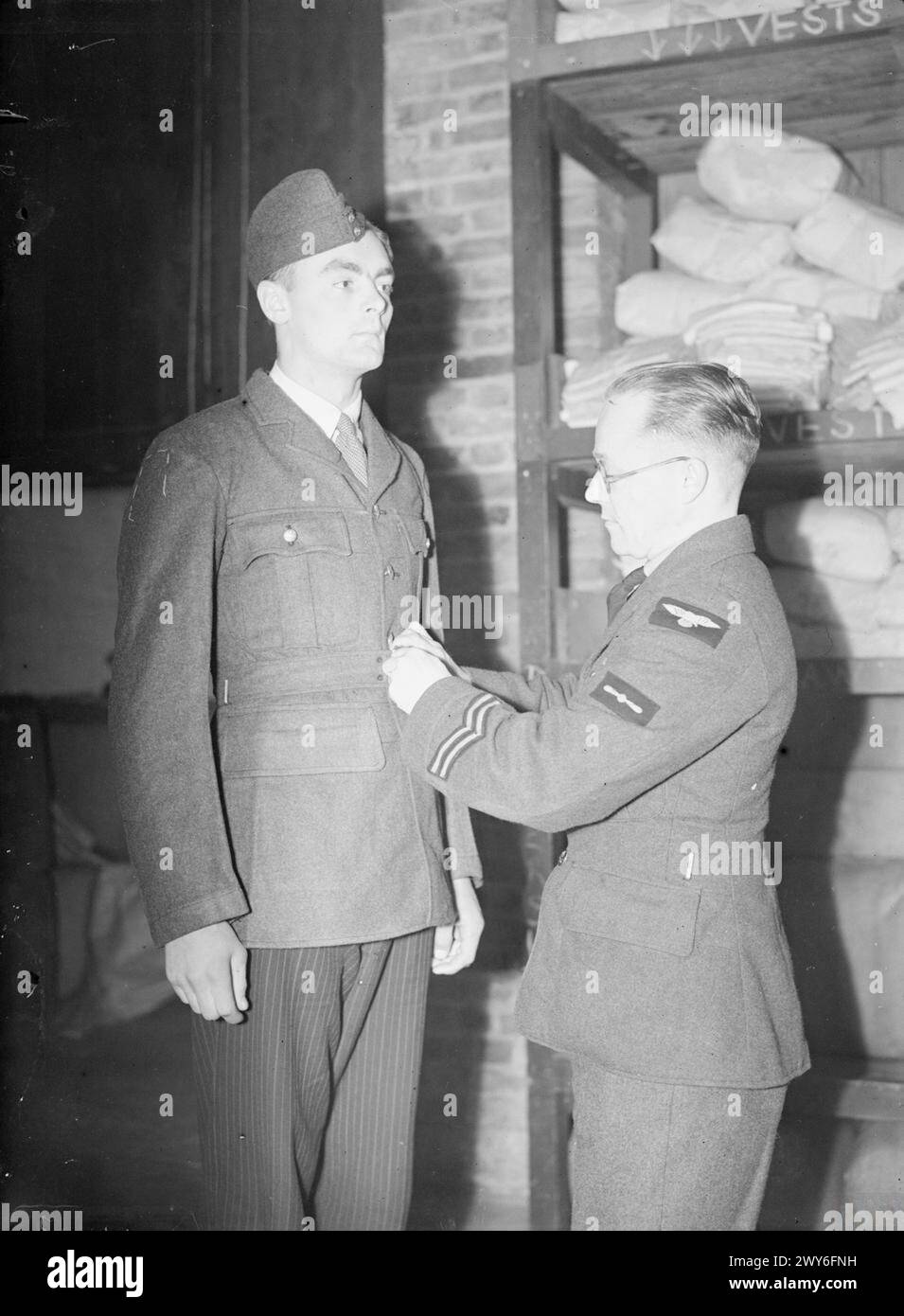 La nouvelle recrue Michael Suthers est équipée de son uniforme de la Royal Air Force au dépôt de la RAF à Uxbridge, marquant le début de son entraînement et de son service militaire. Banque D'Images