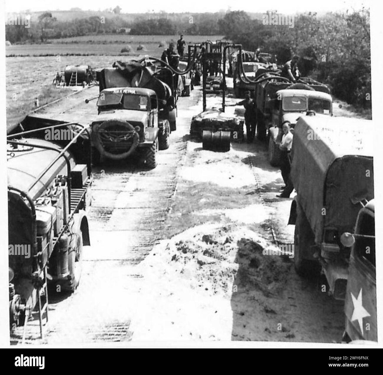 DEUXIÈME CONDUITE D'ESSENCE AVANT - à un point de remplissage, les camions-citernes de transport intérieur se remplissent. , Armée britannique, 21e groupe d'armées Banque D'Images