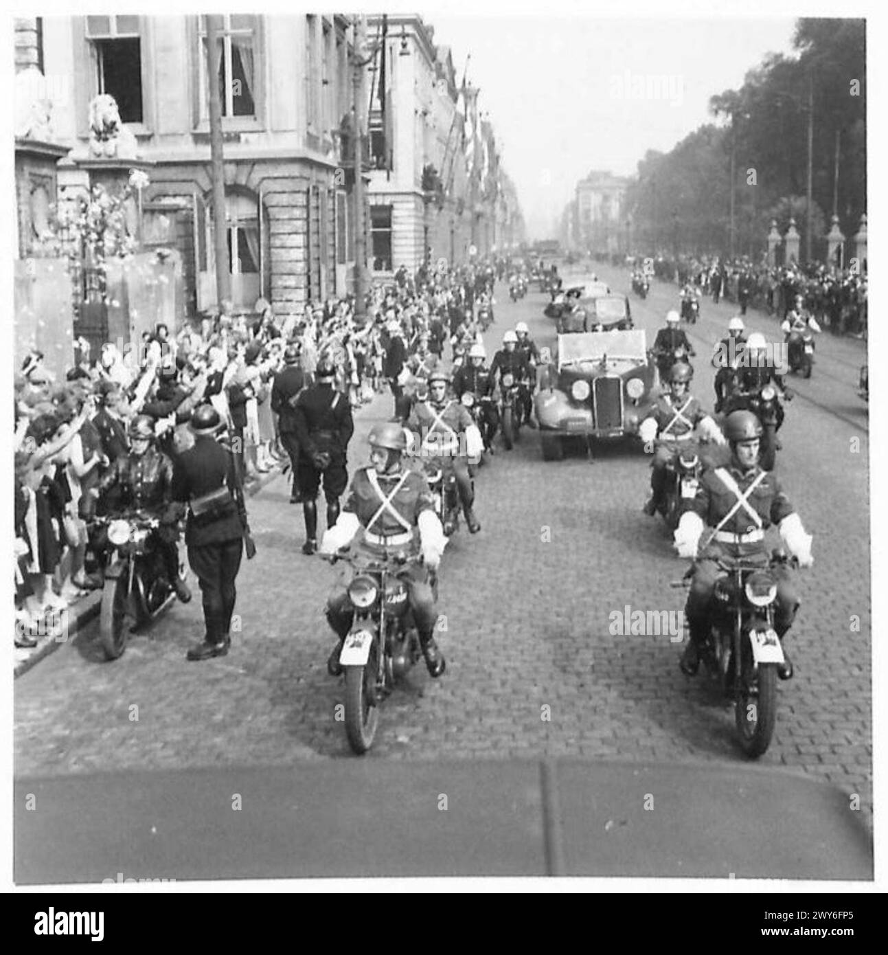 Le maréchal Montgomery se rend au Palais Royal à Bruxelles lors d'une visite de deux jours, où il passe en revue les troupes et les opérations. Banque D'Images