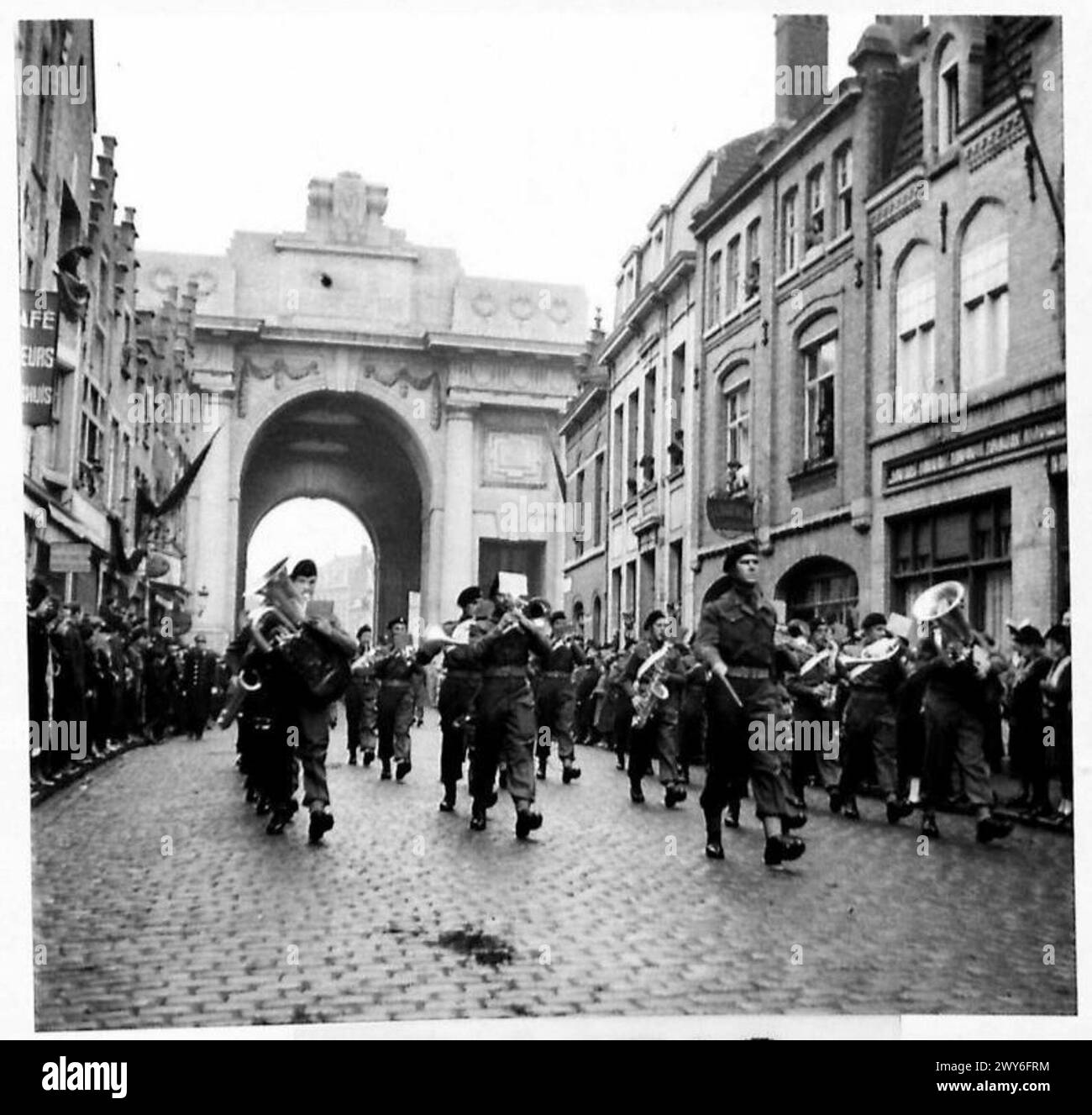 Un orchestre militaire marche depuis la porte de Menin à la suite du service commémoratif d'Ypres. Banque D'Images