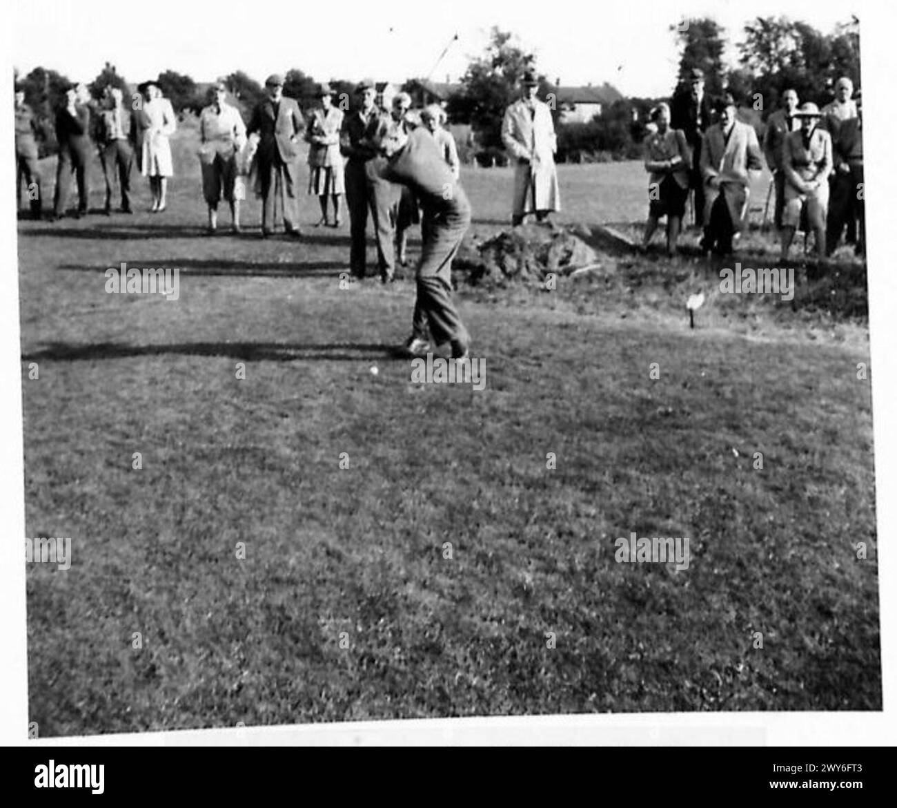 Le lieutenant Bullock des Royal Welsh Fusiliers est montré au volant lors du tournoi de golf anglo-danois sous l'armée britannique du Rhin. Banque D'Images