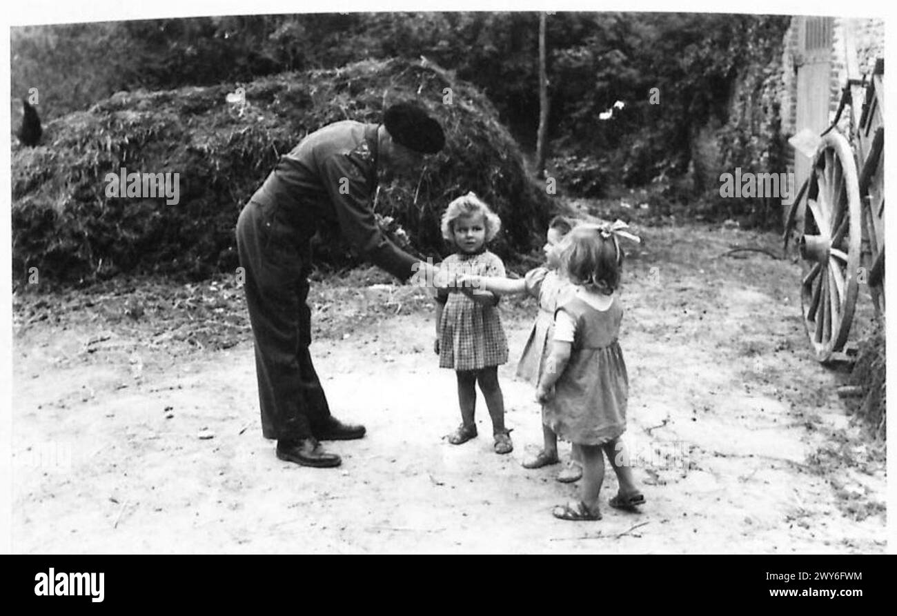 Le général Montgomery de l'armée britannique rencontre des enfants alors qu'il sert dans le Nord-Ouest de l'Europe en 1944-1945. Banque D'Images