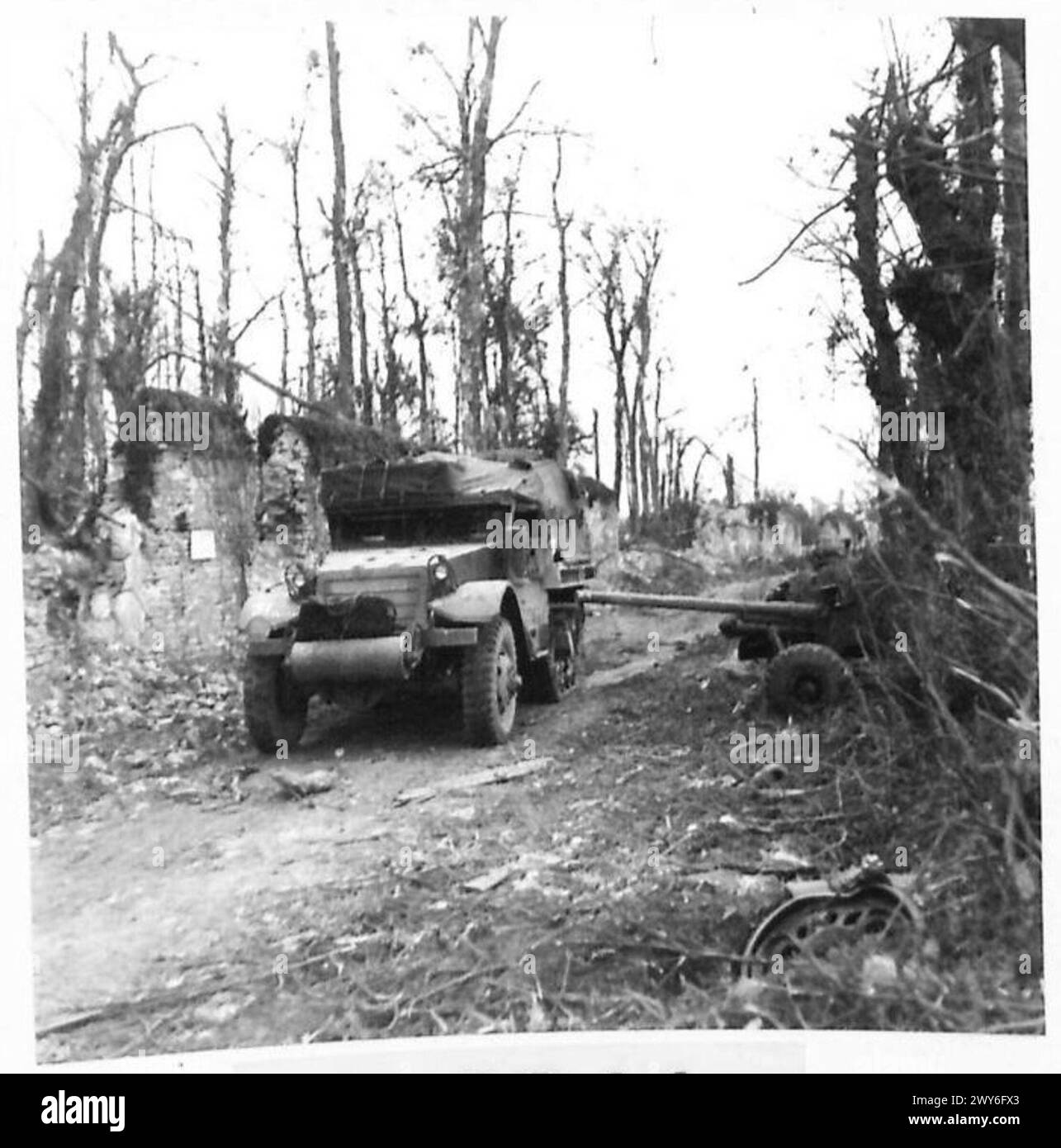 L'ARMÉE BRITANNIQUE EN EUROPE DU NORD-OUEST 1944-1945 - véhicule de la 3ème Division, passant un canon antichar assé. , Armée britannique, 21e groupe d'armées Banque D'Images