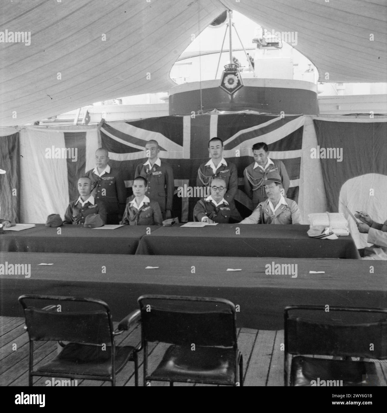Des officiers de l'armée japonaise se rencontrent à bord du HMS Cumberland pour discuter avec les forces alliées de l'occupation de Java, en Indonésie, en 1945. Banque D'Images