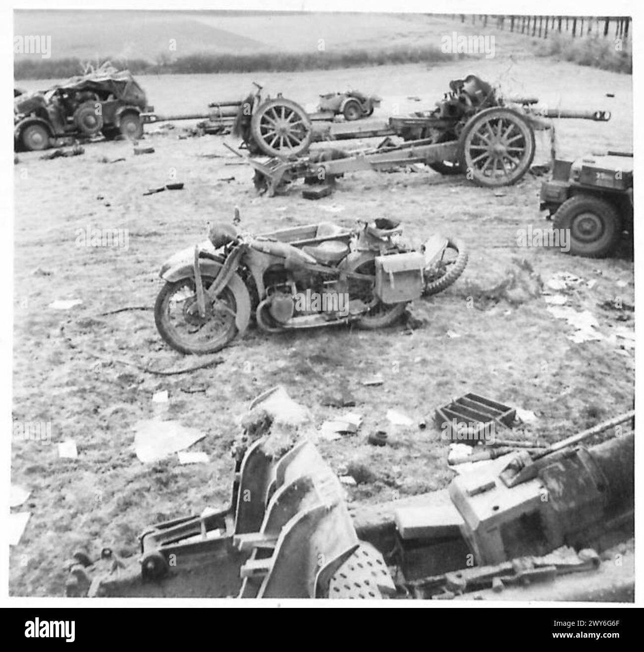 Les véhicules allemands abandonnés, y compris les voitures blindées, les demi-chenilles, les canons et les voitures, ont été observés dans un champ près de Foy notre Dame. Les véhicules ont été laissés en raison de pénuries de carburant pendant les opérations de la seconde Guerre mondiale par le 21e groupe d'armées britannique. Banque D'Images