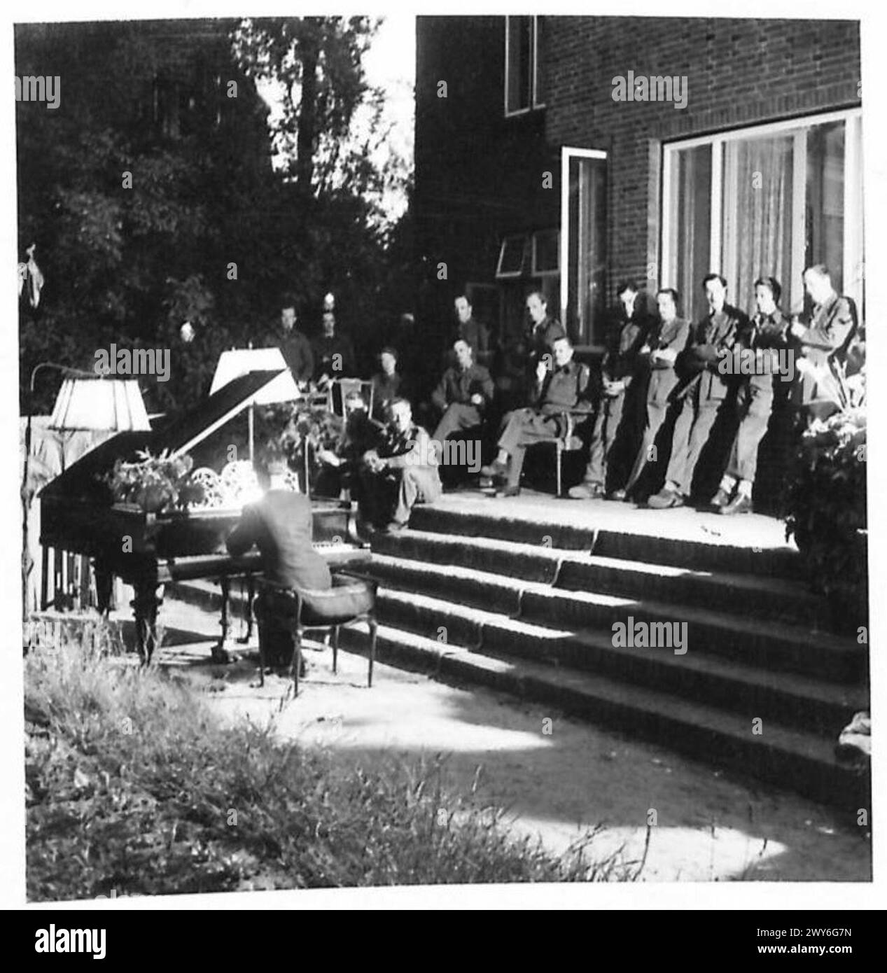 Deux soldats russes libérés donnent un concert improvisé pour les troupes britanniques. Armée britannique, 21e groupe d'armées présent. Banque D'Images
