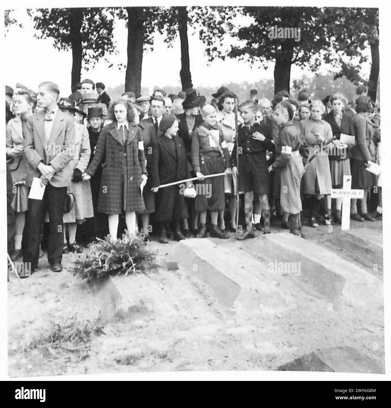 SERVICE DE COMMÉMORATION - ces photos ont été prises dans le cimetière montrant les tombes des officiers tombés et des hommes et des civils hollandais d'Arnhem et du district environnant qui ont assisté au service commémoratif. , Armée britannique du Rhin Banque D'Images