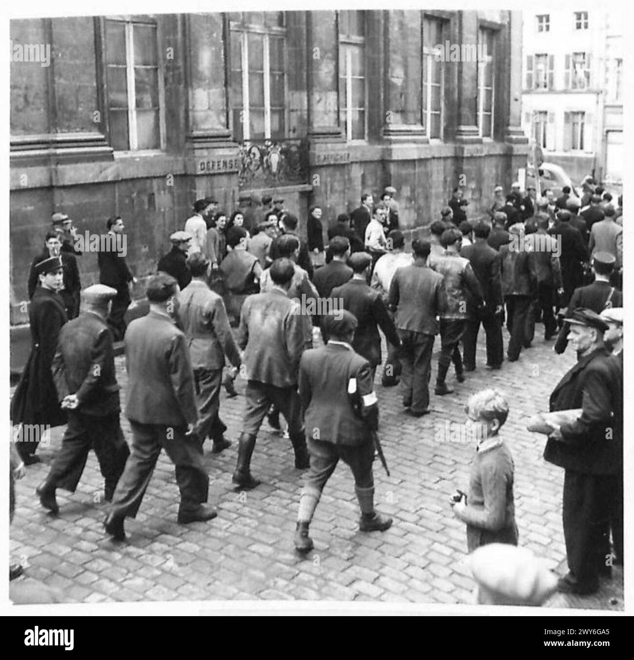 LA LIBÉRATION D'ARRAS - les collaborateurs défilent dans les rues d'Arras. , Armée britannique, 21e groupe d'armées Banque D'Images