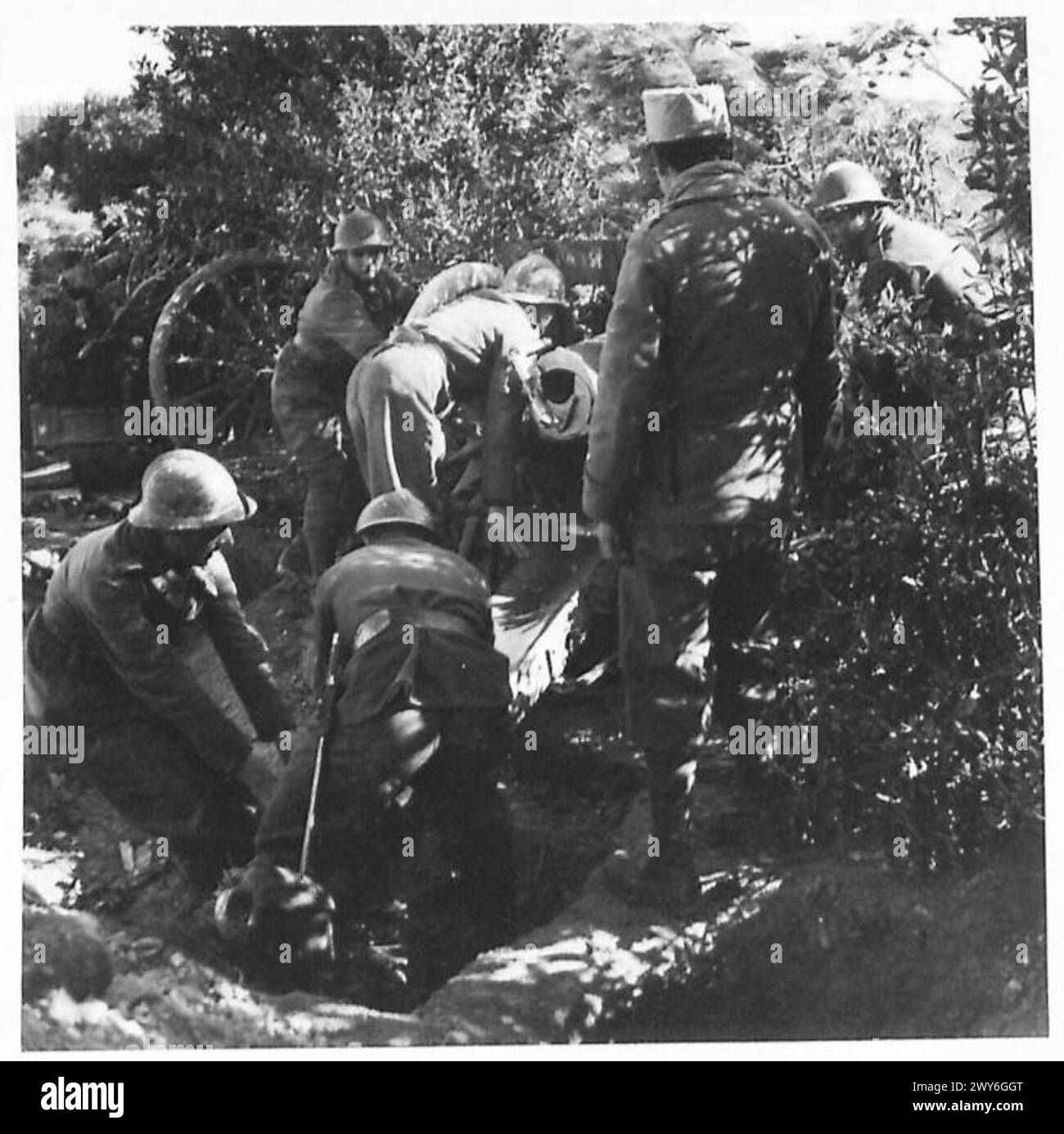 Des artilleurs français de 75 mm d'artillerie de campagne du 2e bataillon du 5e régiment de tirailleurs tunisiens chargent leurs canons au QG de Maktar lors de la bataille de Bou Arada le 24 janvier 1943. Banque D'Images