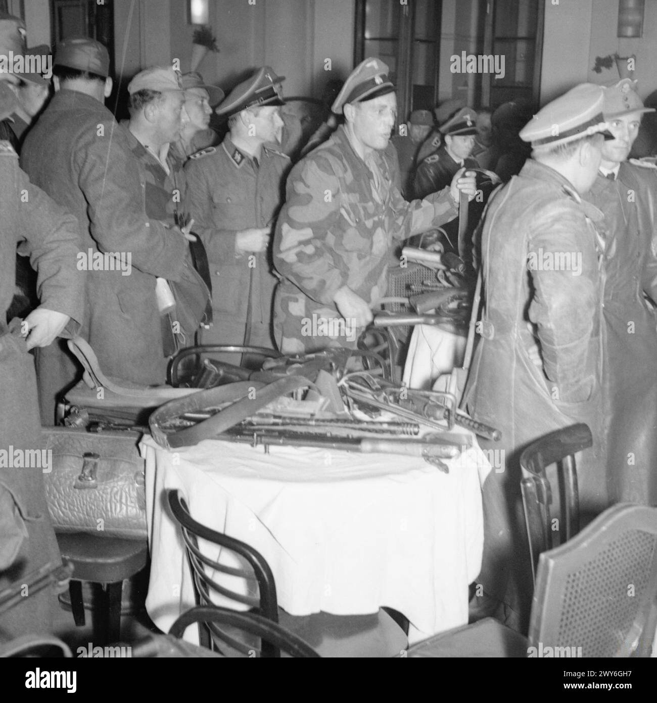 LE SCHUTZSTAFFELN (SS) - troupes SS désarmant après avoir été encerclées et forcées de se rendre à Milan. 30 avril 1945. , Armée allemande (troisième Reich), Schutzstaffel (SS) Banque D'Images