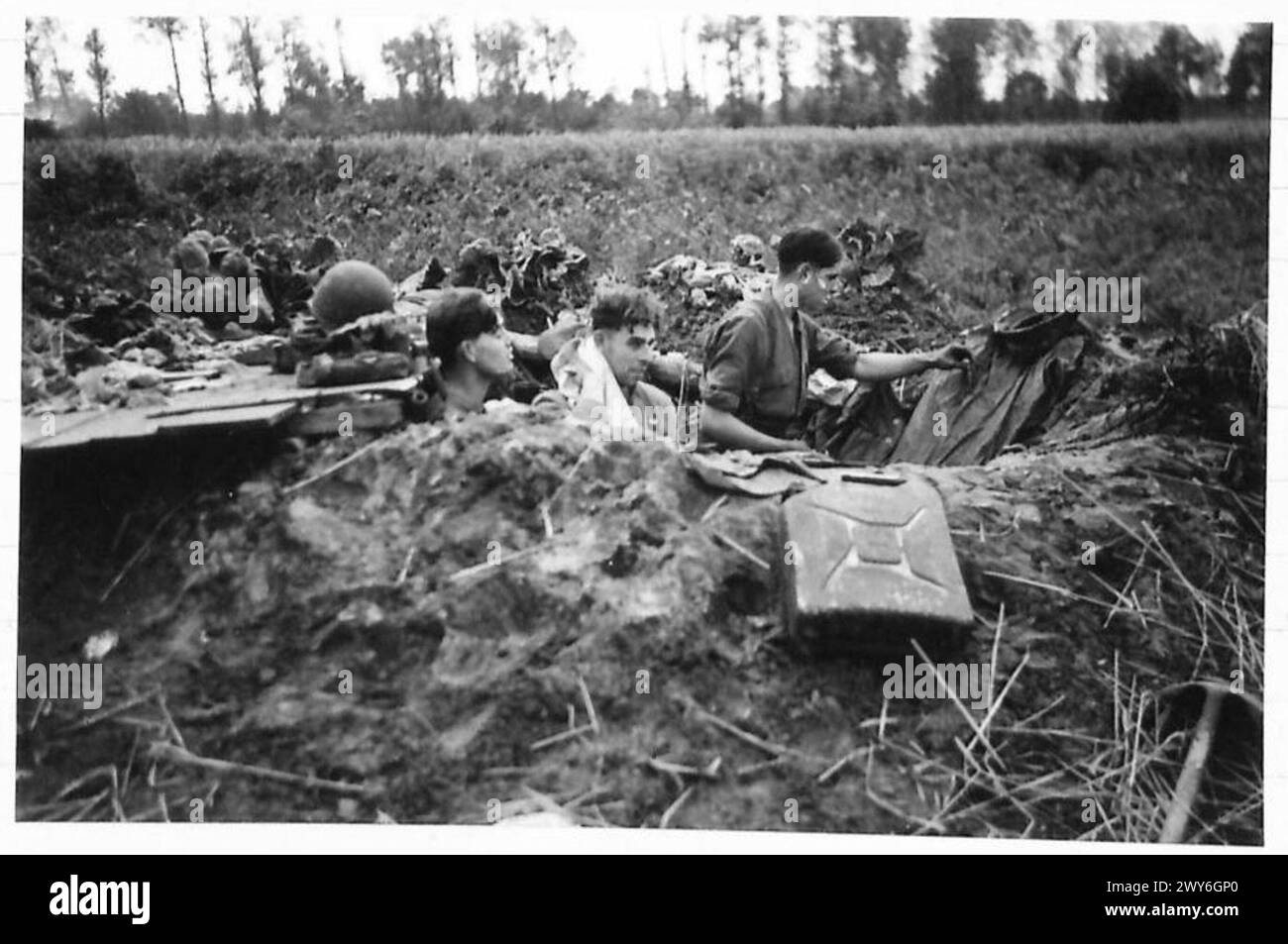 Un soldat se lave et se rase dans une tranchée de première ligne pendant la bataille pour Venray. Banque D'Images