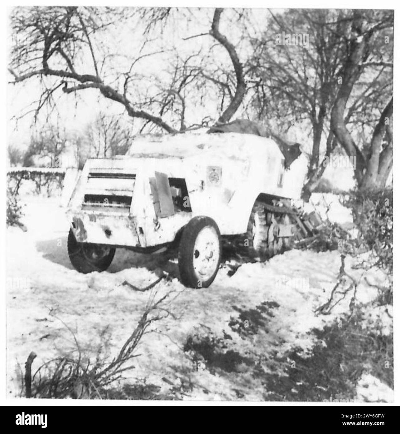 Une demi-piste allemande détruite est montrée près de la Roche et Ortho, documentant les pertes d'équipement et les conditions du champ de bataille pendant les opérations de l'armée britannique. Banque D'Images